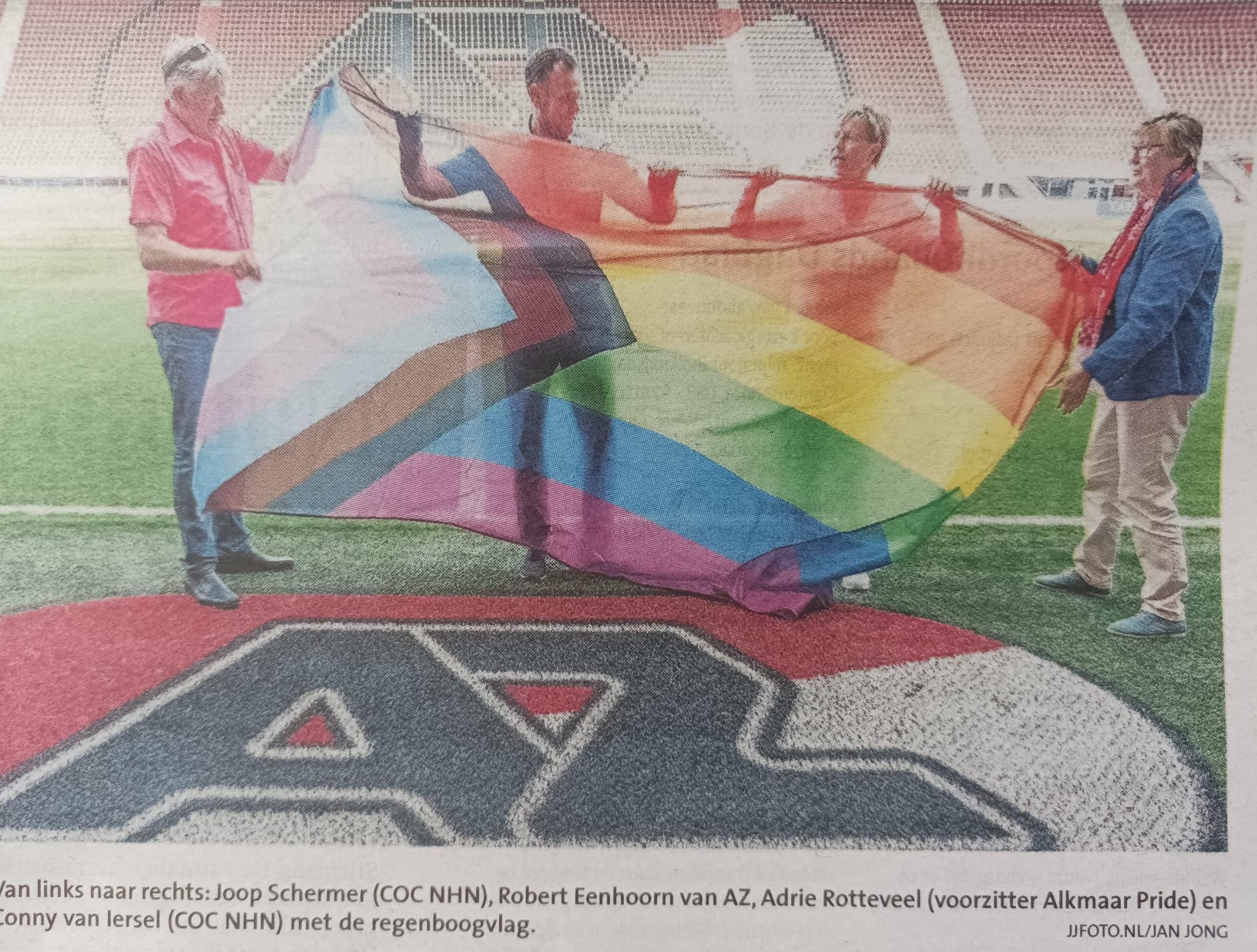 Als eerste eredivisie club hijst AZ de regenboogvlag